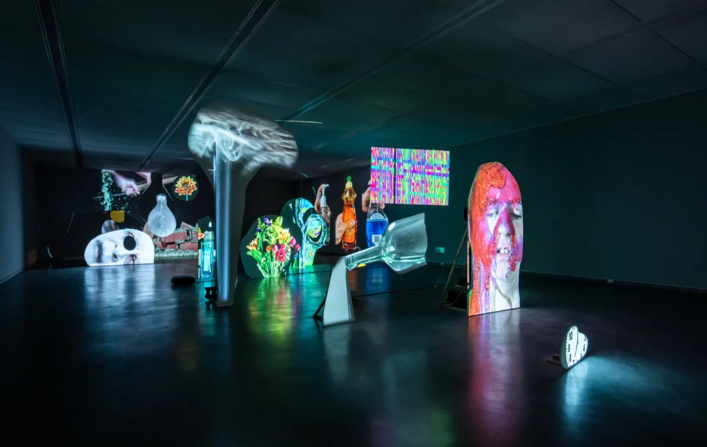 Installation Tony Oursler vidéo mapping sur des pièces découpées dans l'espace